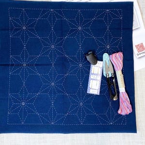 日本の刺し子スターターキット、手刺繍用の幾何学模様の青い綿にプリントされた洗える麻の葉のデザイン