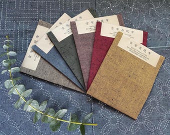 Tela japonesa Tsumugi precortada, de inspiración vintage y teñida con tintes tradicionales. Mini fat quarter para patchwork, sashiko y manualidades.