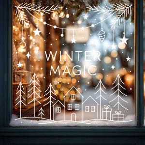 Może przedstawiać: Dekoracja okienna o tematyce zimowej. Biała grafika liniowa przedstawia domy, drzewa, gwiazdy i ozdoby. Słowa "WINTER MAGIC" są wyświetlane na biało. Tło jest rozmyte z ciepłymi, złotymi światłami.