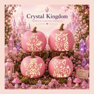 Può includere: Quattro zucche rosa con disegni a stencil intagliati di un drago, un gufo, una fata e una volpe. Il testo Crystal Kingdom Pumpkin Carving Stencils è visualizzato in alto e un piccolo cartello recita Magical Cute Whimsical in basso a destra.