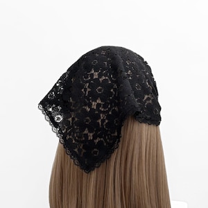 ブラックフローラルレースの透け感のある三角ヘッドバンド（レーストリム付き） - ヘッドスカーフ、伸縮性のあるヘッドバンド、ハンカチ、ヘアスカーフ、ヘアラップ、ヘアアクセサリー
