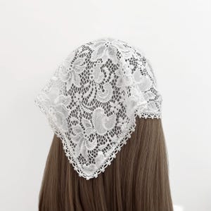 ホワイトフローラルレースの透け感のある三角形のヘッドバンド（レーストリム付き） - ヘッドスカーフ、伸縮性のあるヘッドバンド、ハンカチ、ヘアスカーフ、ヘアラップ、ヘアアクセサリー