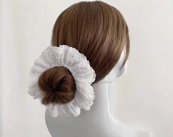 Witte kanten oversized scrunchie met ruches - Handgemaakte tweelaagse kanten scrunchie met ruches in XL-formaat - Elegant haaraccessoire voor dames