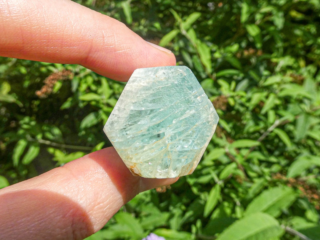 ナミビア エロンゴ産 アクアマリン(ベリル) 鉱物標本 ナミビア産アクアマリン結晶標本：ブルーベリル原石、エロンゴ山脈