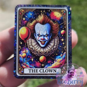 Carrete de insignia de epoxi con la carta del Tarot del terror de Pennywise It, llavero, agarre para teléfono, marcador de clip o imán