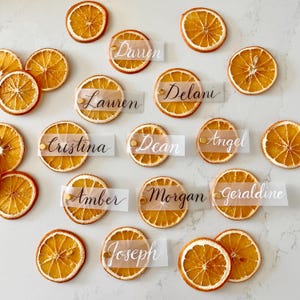 Getrocknete Orangenscheiben Platzkarten | Kalligraphie-Namens-Tischkarten | Hochzeit | Babyparty | Geburtstag | Urlaub Orange Zitrus Tischkarten