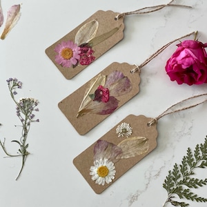 Etiquetas para presente com flores prensadas | Etiquetas para presente de feriado | Etiquetas para presente com flores de caligrafia | Etiquetas para presente com flores prensadas | Etiquetas para presente com papel kraft compostável