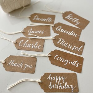 Etiquettes cadeaux calligraphie | Porte-noms avec inscription | Étiquettes-cadeaux personnalisées | Étiquettes-cadeaux manuscrites | Etiquettes pour mariage | Étiquettes kraft pour cadeaux
