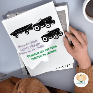 Könnte beinhalten: Ein weißer Aufkleber mit einem schwarzen Traktor und Anhänger, und dem Text "Vergiss die Kitscho ECHTE Frauen kommen mit den Traktor GEBOREN UM MIT PAPA TRAKTOR ZU FAHREN".