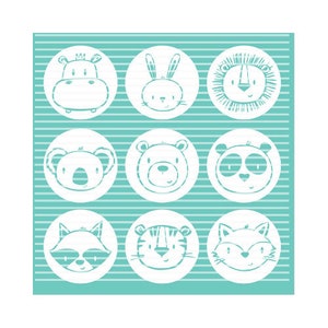 Könnte beinhalten: Neun weiße, kreisförmige Illustrationen von niedlichen Tieren, darunter ein Nilpferd, ein Kaninchen, ein Löwe, ein Koala, ein Bär, ein Panda, ein Waschbär, ein Tiger und ein Fuchs, sind auf einem hellblau gestreiften Hintergrund angeordnet.