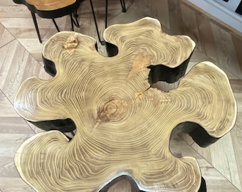 Magnifique table basse live edge en bois de robinier bords brûlés résine époxy
