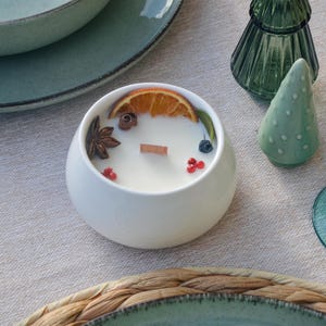 Vela navideña artesanal con aroma a canela, cera de soja vegetal, 390 g, 100 % hecha a mano, elaborada en la Costa Azul (Francia).