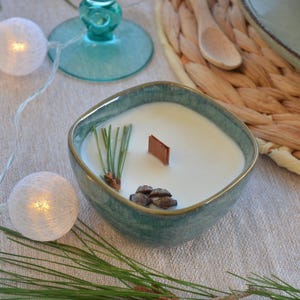 Handcrafted candle, woody scent of Mediterranean pine, vegetable wax and dried flowers, 100% Côte d&#39;Azur