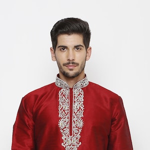 Kurta corta contemporánea india para hombre con bordado, se puede usar en cualquier ocasión, también tallas grandes y es posible cualquier tipo de personalización.