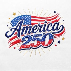 Könnte beinhalten: Ein gesticktes Design mit dem Schriftzug America 250 in blauer Schreibschrift und fetten Blockbuchstaben. Der Hintergrund zeigt eine stilisierte amerikanische Flagge mit roten und weißen Streifen sowie einem blauen Feld mit weißen Sternen.