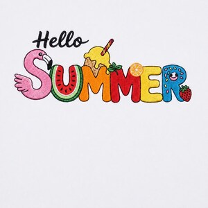 Könnte beinhalten: Ein gesticktes Design mit dem Text Hello SUMMER. Das S ist ein rosa Flamingo, das U eine Wassermelonenscheibe, das M ein Eiswaffel, das M ein roter Buchstabe mit Blatt, das E ein gelber Buchstabe mit Orangenscheibe und das R ein blauer Donut mit Erdbeere.