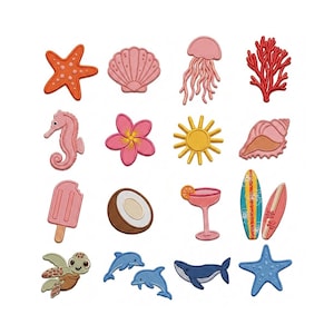 Può includere: Una collezione di sedici toppe ricamate con vari disegni a tema estivo e oceanico, tra cui una stella marina, una conchiglia, una medusa, corallo, un cavalluccio marino, un fiore, un sole, un ghiacciolo, una noce di cocco, un cocktail e una balena.