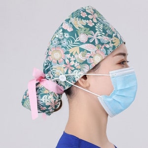 ポニーテール スクラブ キャップ ハット - ゴム、紐、ボタン付き。動物、羽、花。ユニセックス。送料無料