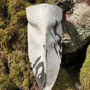 Handgefertigte Raku Maske aus Schweden - Einzigartige Keramikkunst für Wanddekor und Inneneinrichtung