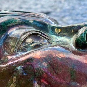 Einzigartige handgefertigte Raku-Maske - fesselnde Kupferglasur - Kunst aus Schweden - Wanddekoration - Wohndekor