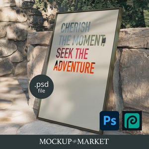 Könnte beinhalten: Ein gerahmtes Poster mit den Worten "Cherish the Moment, Seek the Adventure" in Farbverläufen. Das Poster befindet sich in einem Holzrahmen und lehnt an einer Steinmauer. Enthält ein .psd-Dateisymbol und Photoshop- und Procreate-Logos.