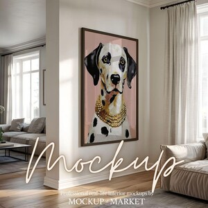 Peut inclure: Une impression encadrée d'un dalmatien avec des taches noires sur fond blanc. Le chien porte un collier en chaîne dorée et regarde directement le spectateur. L'arrière-plan de l'impression est de couleur rose clair.