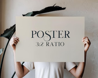 Postermodel met handen PSD – 3:2-verhouding close-up framescène, minimale opgerolde afdrukweergave, slim object Photoshop-sjabloon voor kunstenaars
