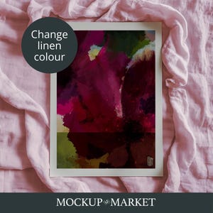Peut inclure: Une peinture abstraite encadrée avec un schéma de couleurs rouge foncé, vert et noir. La peinture est sur un fond de lin rose.