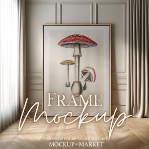 Può includere: Una stampa artistica incorniciata con un'illustrazione botanica di funghi con cappelli rossi e bianchi. L'opera d'arte è esposta in una cornice dorata, con le parole "FRAME Mockup" sovrapposte all'immagine. L'immagine è ambientata in una stanza con pareti e tende beige.