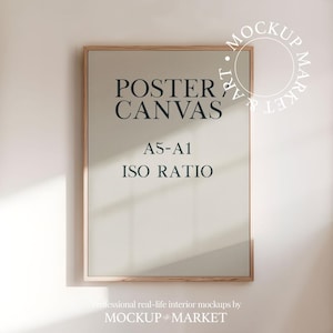 Könnte beinhalten: Ein Poster-Mockup in einem Holzrahmen mit dem Text "POSTER CANVAS A5-A1 ISO RATIO" an einer weißen Wand. Das Poster ist im Standardformat.