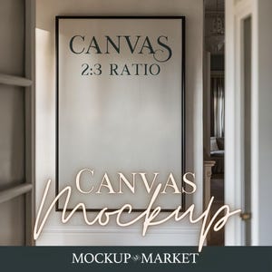 Op de afbeelding: Een canvas mockup in een zwart frame, met de tekst "CANVAS 2:3 RATIO" in donkergroen. Daaronder staan de woorden "CANVAS Mockup" in een cursief schrift. De onderkant van de afbeelding bevat de tekst "MOCKUP MARKET".