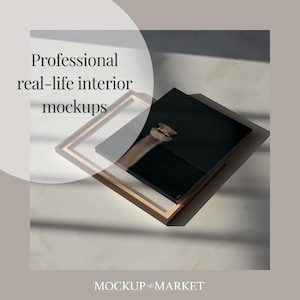 Puede incluir: Una impresión enmarcada de un avestruz con fondo negro. El marco es de madera natural con un acabado marrón claro. La impresión se muestra sobre una superficie blanca con luz natural brillando a través de ella.