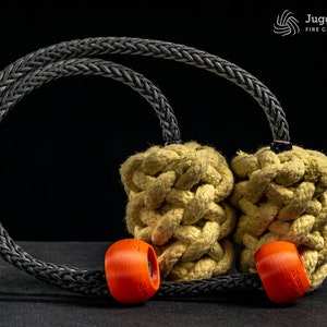 Puede incluir: Dos poi de fuego amarillos con mangos negros y tapas de extremo naranja. Los poi están hechos de cuerda trenzada y se utilizan para bailar con fuego.