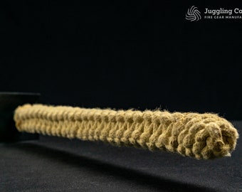 Op de afbeelding: Een close-up van een bruine touwvuurstok, een soort jongleerprop, met een zwarte handgreep. Het touw is strak geweven en heeft een licht rafelige textuur.