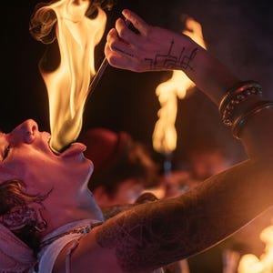 Hollow Fire Eating Torch – Handgjord aluminium och kevlar, ångtrick, anpassat grepp, eldrekvisita, cirkus, flödeskonst