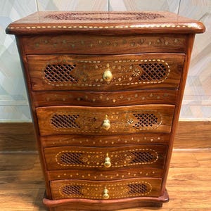 Handcrafted Sheesham Wood Chest of Drawers – Brass Inlay Cabinet with 4 Storage Drawers & Vintage Lattice Detailing