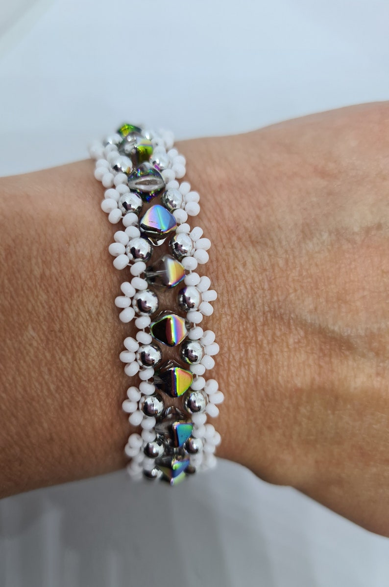 White and biconer beaded bracelet