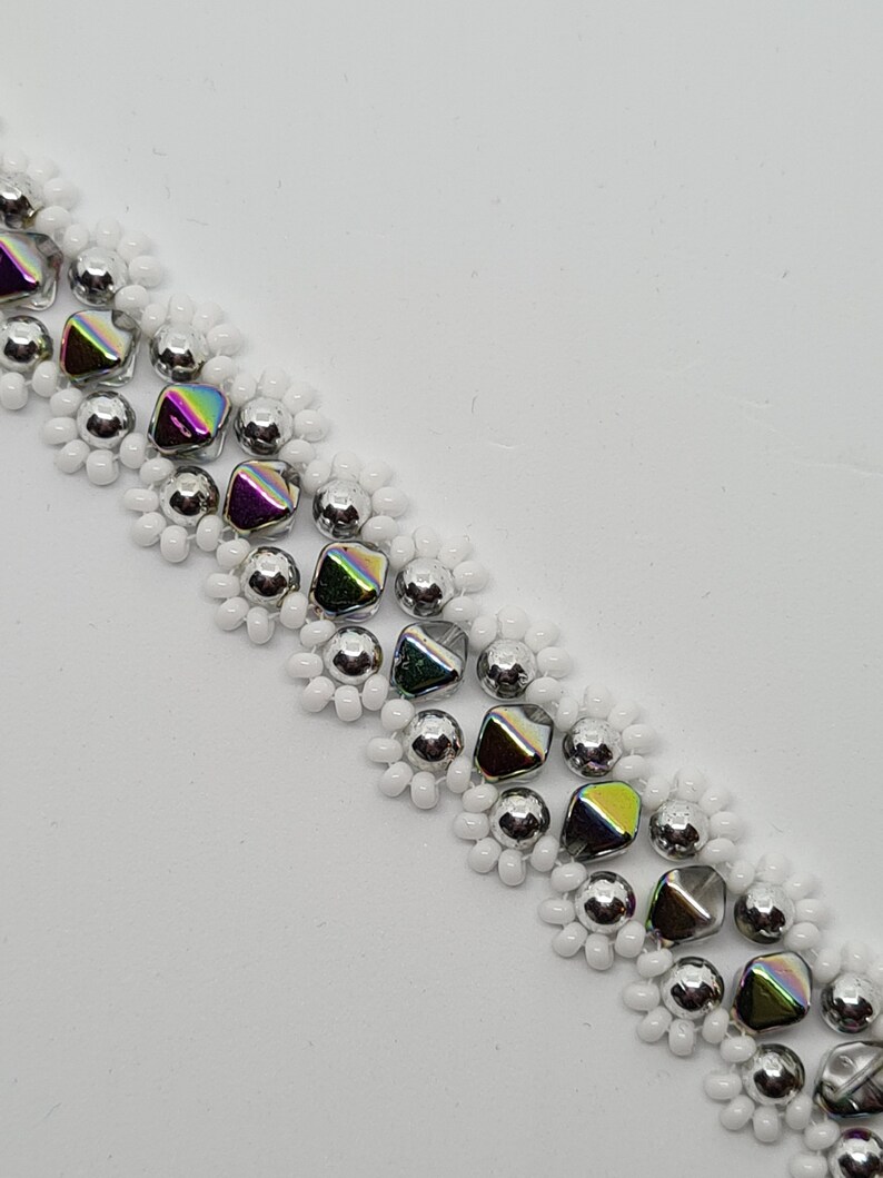 White and biconer beaded bracelet
