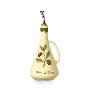 Könnte beinhalten: Cremefarbene Olivenölflasche aus Keramik mit Griff und Metallausguss. Die Flasche ist mit einem bemalten Olivenzweig-Design und den Worten "Olio d'Oliva" verziert. Die Flasche ist etwa 20 cm hoch.