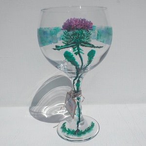 Vaso de ginebra pintado a mano con cardo escocés (se puede personalizar), regalo único y perfecto, pintado a pedido para ella y para él.