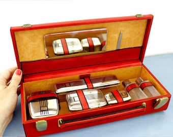 Vintage 1950's  red beauty travel case / vintage  toiletries case/ women's vintage vanity travel case