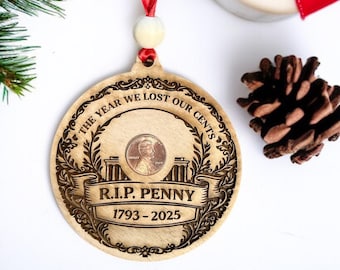 RIP Penny Ornament - The Year We Lost Our Cents - 1793–2025 Holzweihnachtsverzierung
