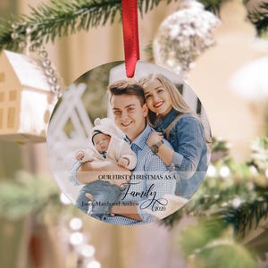 Personaliseerde Onze Eerste Kerstmis als familieornament foto De herinnering van het Ornament van Kerstmis van het huwelijk, het Ornament van Kerstmis, het Ornament van de Douane.