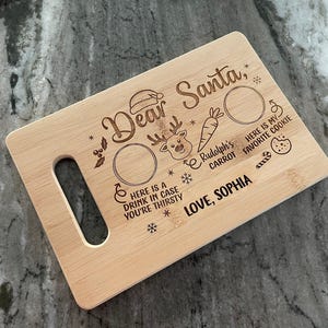 パーソナライズされたサンタさんのクリスマストレイ、サンタとトナカイのための竹製サービングボード - ミルク - クッキー - ニンジン、サンタのクッキーとミルクのトレイ