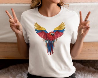 Venezolanische Flaggen-Papageien-Shirt - lebhaftes Ara-Kunst-T-Shirt | Venezuela Stolz Grafik T-Shirt | Farbenfrohes Vogel Statement Shirt