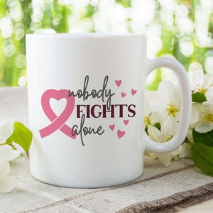 Taza &quot;Nadie lucha solo contra el cáncer de mama&quot;, taza con lazo de concientización, taza de luchador contra el cáncer de mama, regalo de lazo personalizado contra el cáncer, regalo de sobreviviente de cáncer