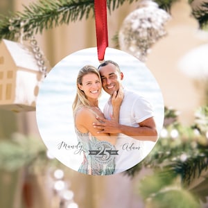 De gepersonaliseerde herinnering van het Ornament van het Ornament van het Huwelijk van de foto van het Jubileum van het Huwelijk van Kerstmis 25ste, het Ornament van Kerstmis, het Ornament van de Douane.