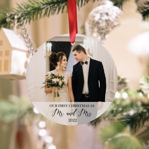Personaliseerde onze eerste kerst als Dhr. en Mevr. Ornament foto Huwelijkskerstversiering, kerstornament, aangepast ornament.