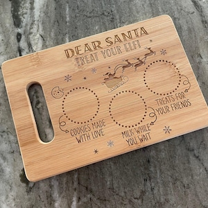 パーソナライズされたサンタさんのクリスマストレイ、サンタとトナカイのための竹製サービングボード - ミルク - クッキー - ニンジン、サンタのクッキーとミルクのトレイ