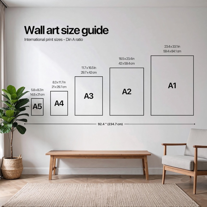 Puede incluir: Una gu&iacute;a de tama&ntilde;os de arte mural con tama&ntilde;os de impresi&oacute;n internacionales, A5, A4, A3, A2 y A1, con dimensiones en pulgadas y cm. La gu&iacute;a est&aacute; en una pared blanca sobre un banco y una alfombra de madera, con una planta y una silla.